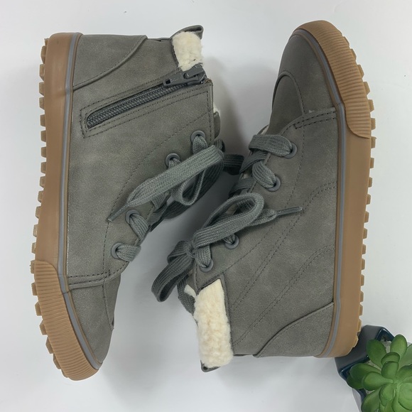 Cat & Jack Other - Cat & Jack Sneakers Barnett Sherpa Lined Grey